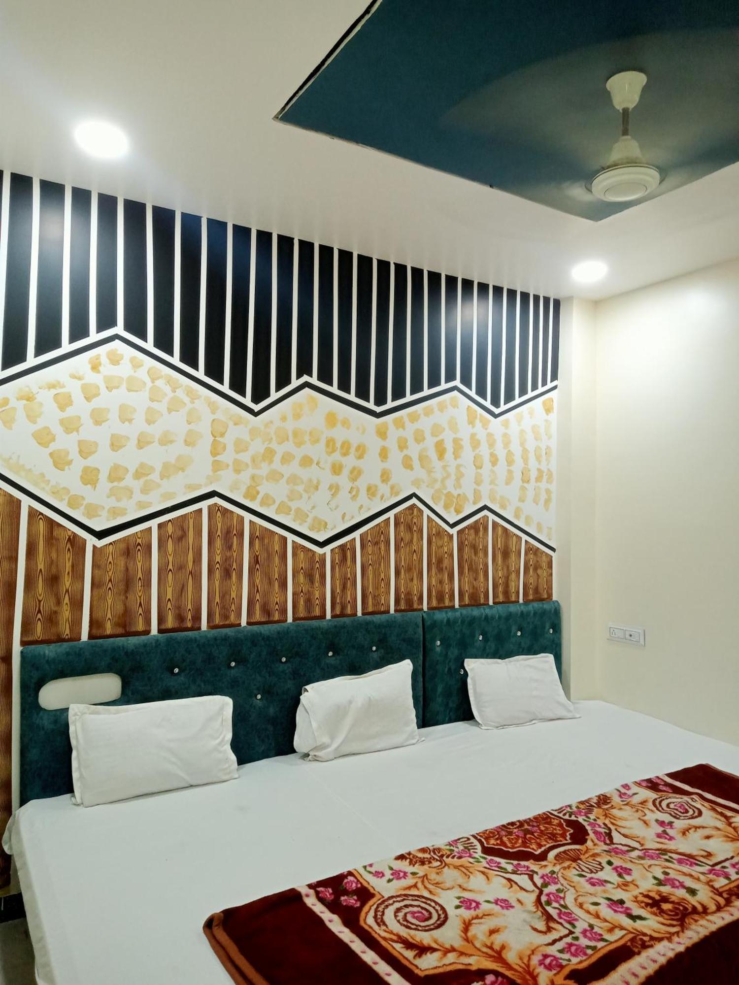 Hardik Palace 우자인 외부 사진