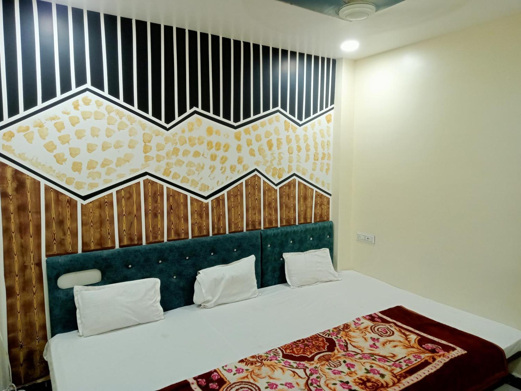 Hardik Palace 우자인 외부 사진